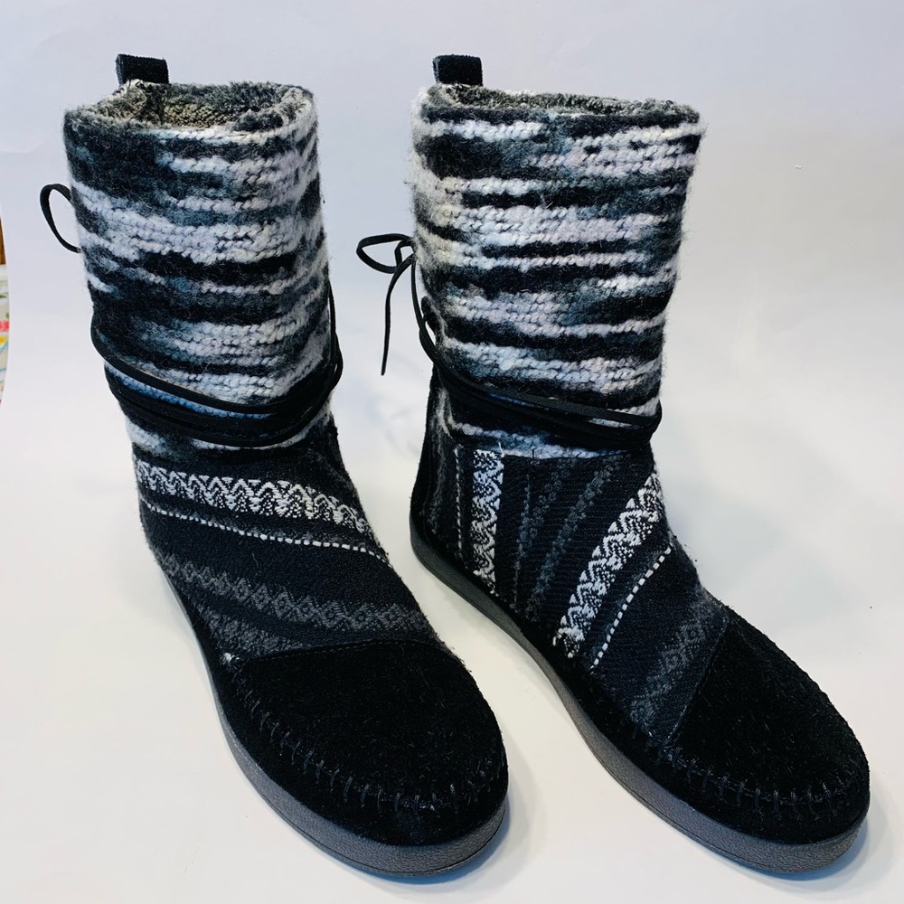 Toms Napal textile women’s suede knit moccasin boot with Sherpa lining. Size 8.
